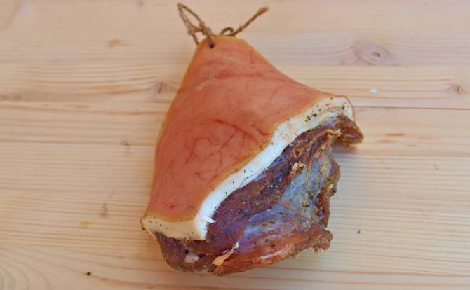 Ein typisches Stück Fleisch das zum Schinkenspeck selber machen verwendet wird.