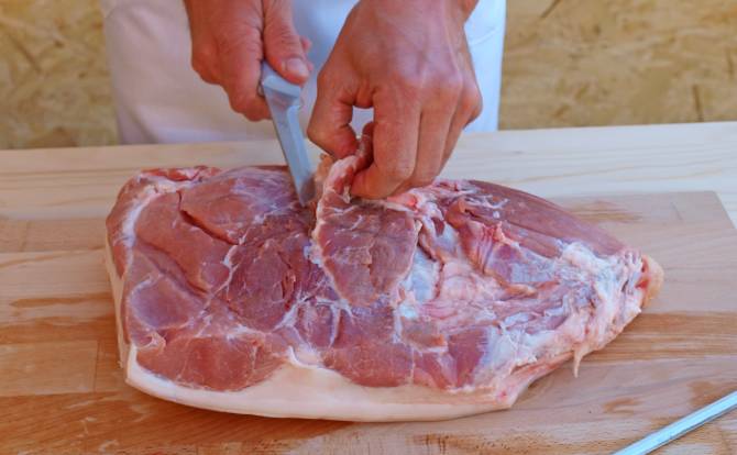 Beim Speck machen wird ein ordentlicher Fleischzuschnitt gemacht.