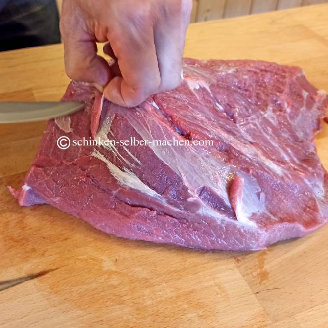 Der Fleischzuschnitt beim Rinderschinken selber machen.