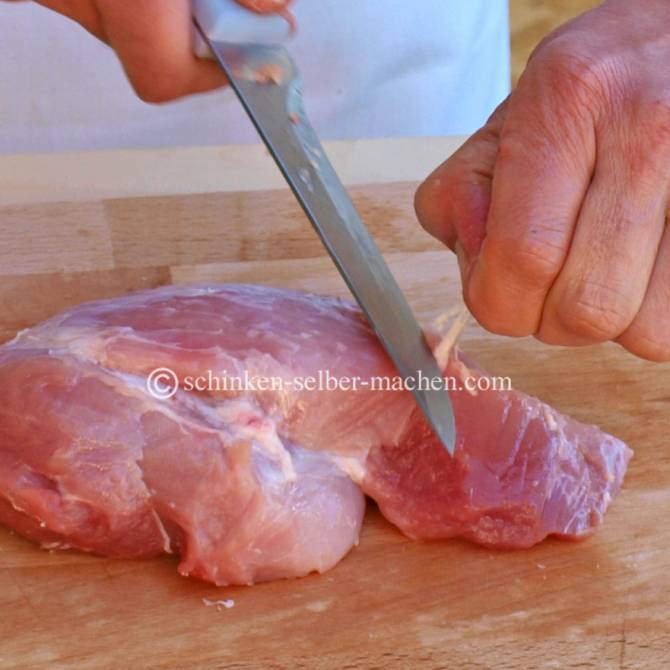 Fleischzuschnitt beim Schinken selber machen mit Ausbeinmesser.