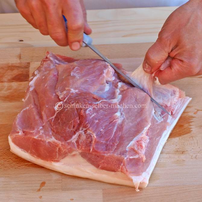 Der Fleischzuschnitt beim Speck selbst machen.