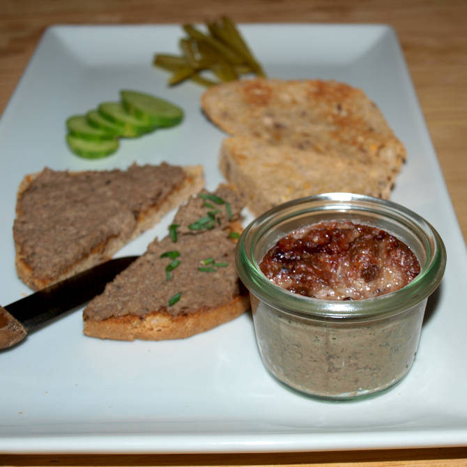 Wie man beim Leberwurst selber machen im Glas eine leckere Kruste bekommt.