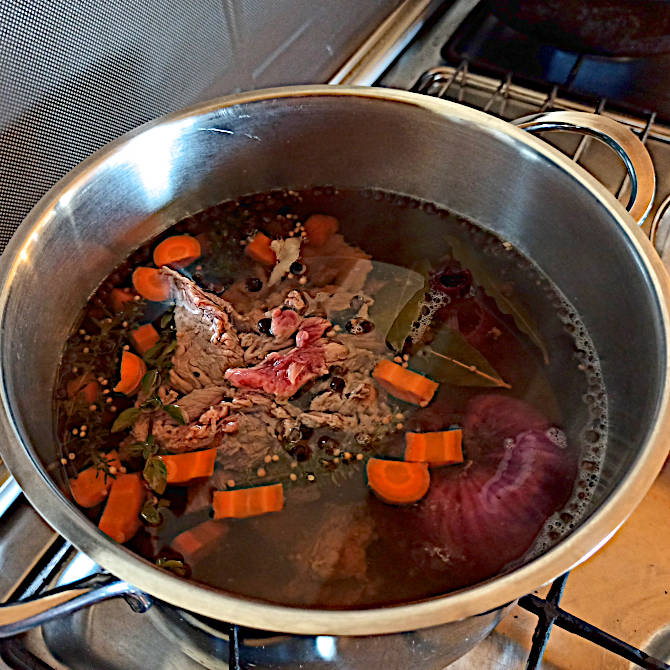 Die Fleischwaren brühen.