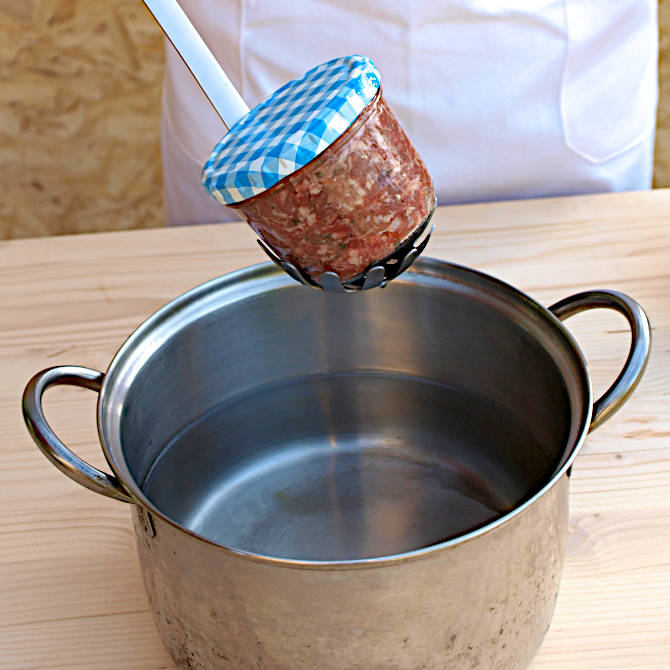 Das Einkochen am einfachsten mit einem Pastaschöpfer machen.