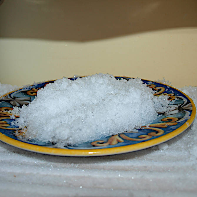 Eisschnee zur Kühlung beim Wurst selber machen.