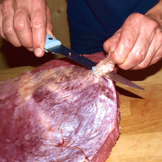 Das Fleisch säubern um gute Wurst selber machen zu können.