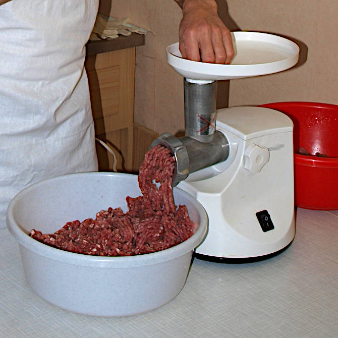 Mit dem Fleischwolf das Fleischbrät herstellen.