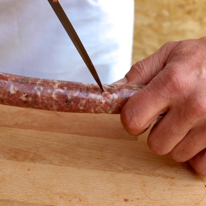 So lässt man Luftblasen aus der Wurst entweichen.