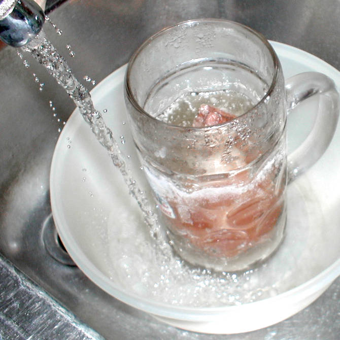 Wie man den Kochschinken schnell abkühlen kann.