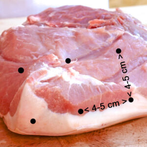 Mit welchem Abstand man die Pökellake einspritzen sollte.