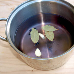 Wie man beim Kochschinken selber machen die Pökellake herstellen sollte.