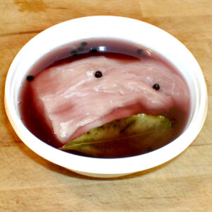 Das Pökeln beim Kochschinken selber machen.