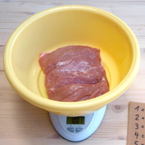 Den Kochschinken wiegen.