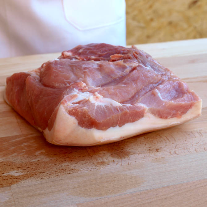 Fleisch für Kochschinken nach dem Zuschnitt.