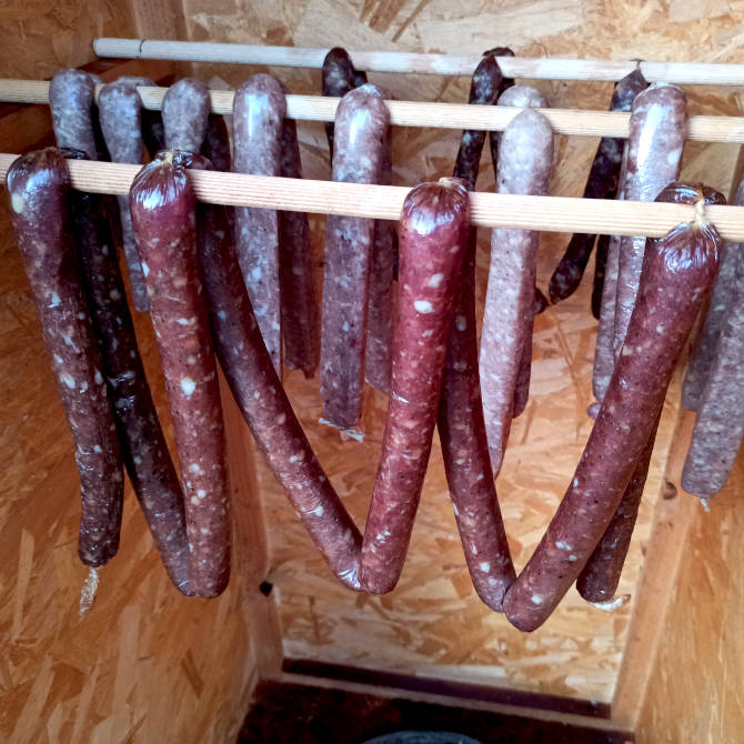 Den Anstand der Würste beim Wurst räuchern einhalten.