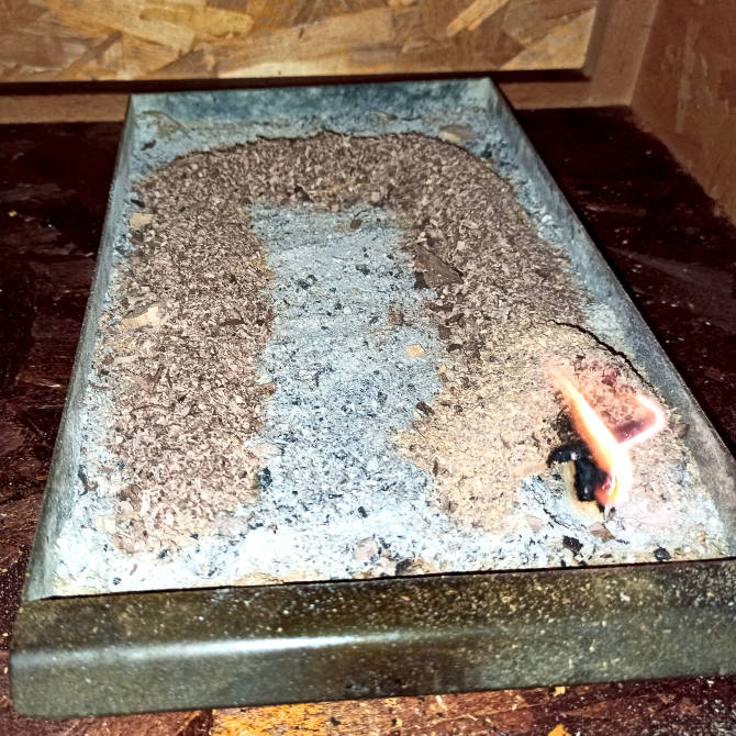 Beim Wurst Räuchern die Räucherspäne in U-Form ausbringen.