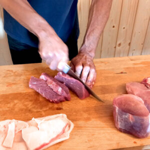 Das Schneiden des Fleisches beim Thüringer Rostbratwurst selber machen.
