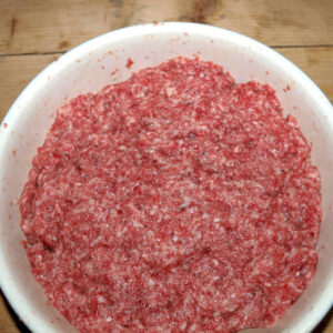 So sieht das Brät nach dem Vermengen aus.