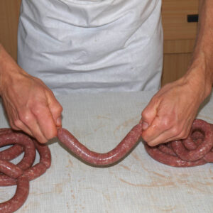 So werden beim Thüringer Rostbratwurst selber machen die einzelnen Würste abgedreht.